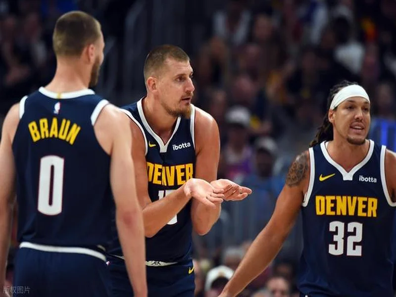 帽子上用中文写着努力、忍耐、牺牲，张外龙：是我作为教练的哲学